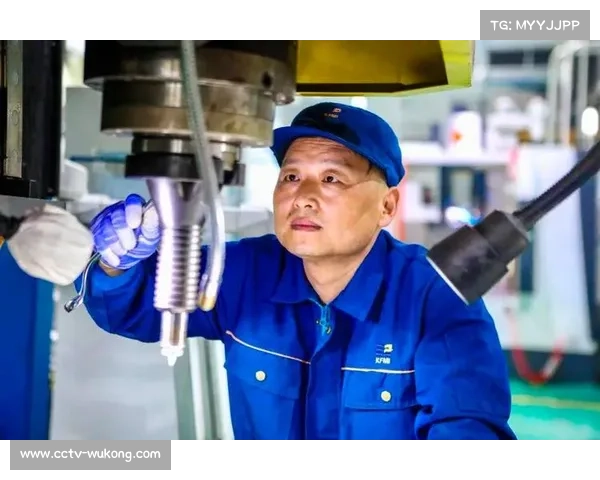 洪剑斌罗明浩为宁波迎新跑鸣笛,冠军引领全民健身。 洪剑斌罗明浩为宁波迎新跑鸣笛,冠军引领全民健身。